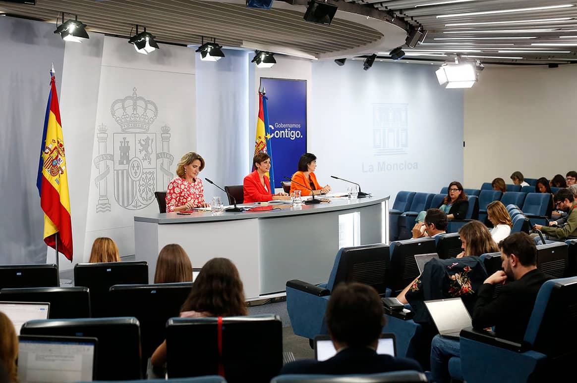 Photo Credits: Teresa Ribera, Isabel Rodríguez y Carolina Darias durante la rueda de prensa posterior al Consejo de Ministros. Pool Moncloa, Javier Amescua.
