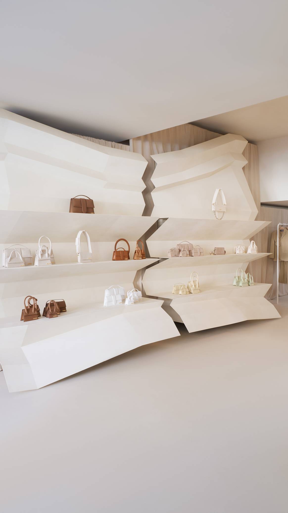 Winkeldisplays met het uiterlijk van gevouwen papier. Foto: Adrien Dirand