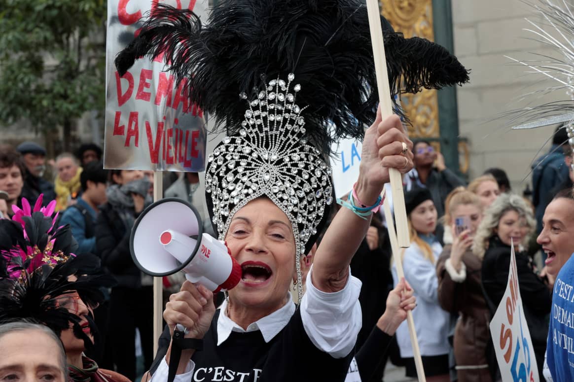Anti ageism demonstration outside Dior SS23. Photo by Geoffroy van der Hasselt / AFP