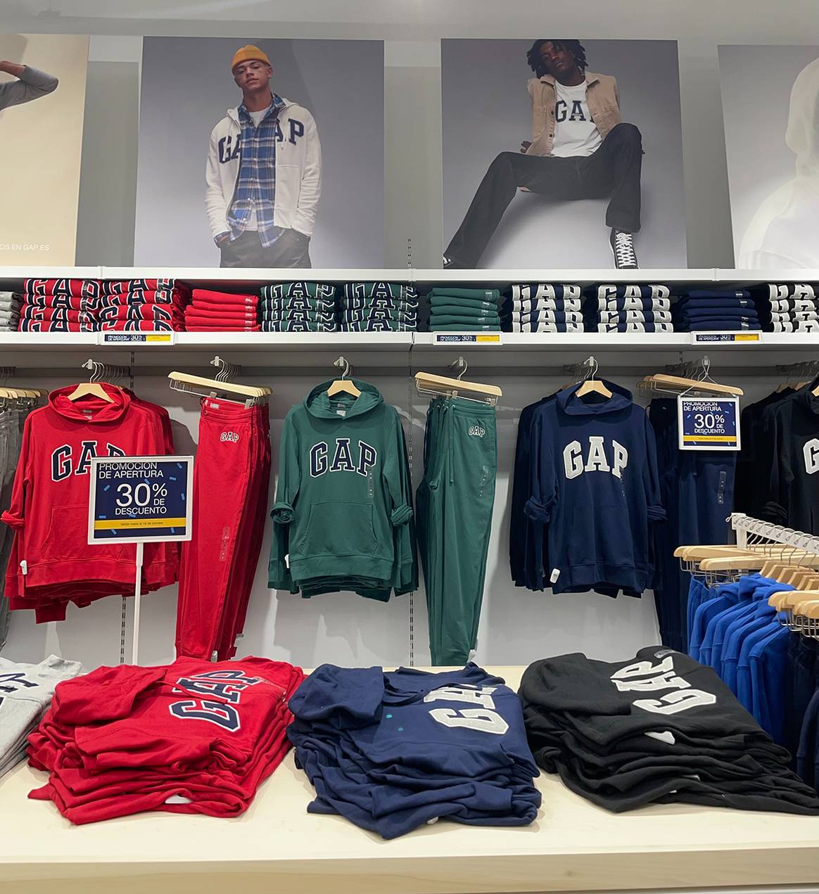 Photo Credits: Nueva tienda de Gap en el cetro comercial La Gavia de Madrid.