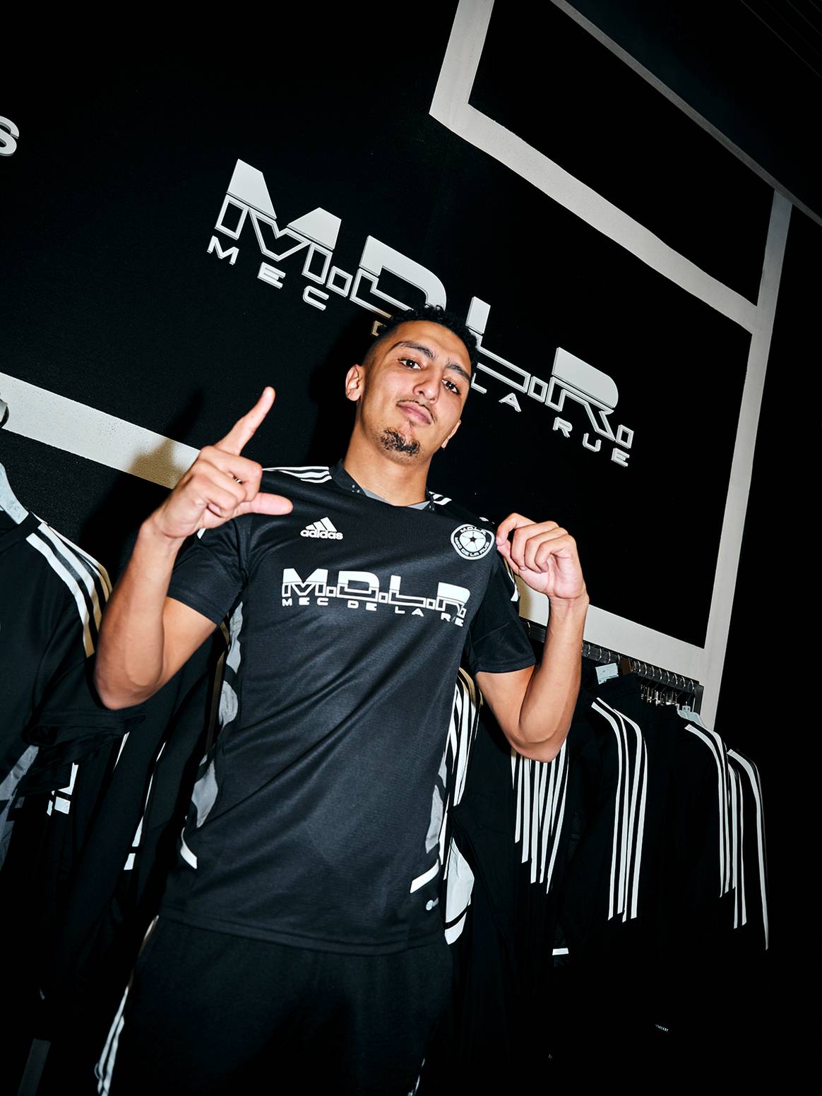 Photo Credits: El rapero Morad con su camiseta exclusiva diseñada junto a Adidas.