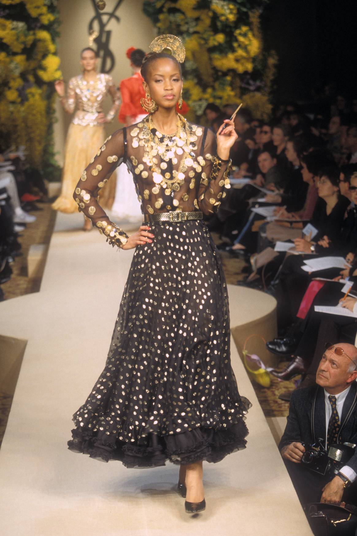 Robe-gitane portée par Georgianna  Robertson Collection, haute  couture printemps-été  2000 © Yves Saint Laurent © Photo Guy Marineau