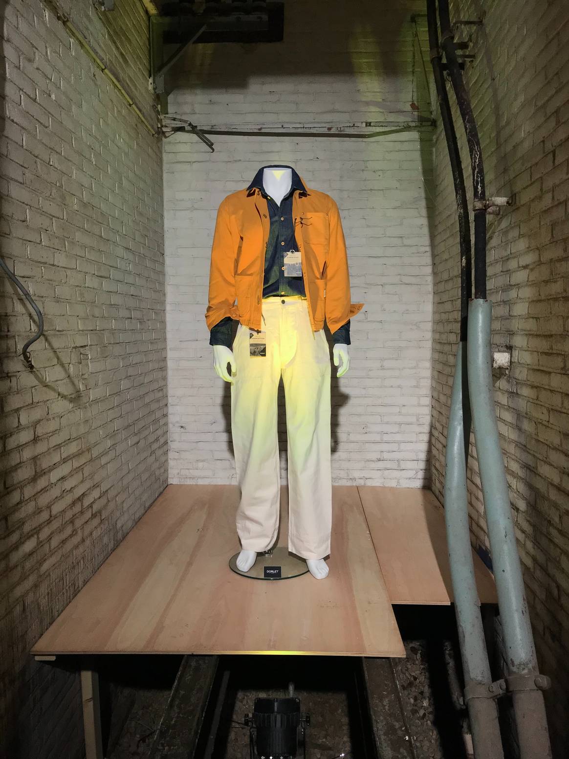 Een van de looks die Kingpins aanbiedt ter inspiratie voor diverse afwerkingen van kledingstukken. Beeld door FashionUnited/Caitlyn Terra