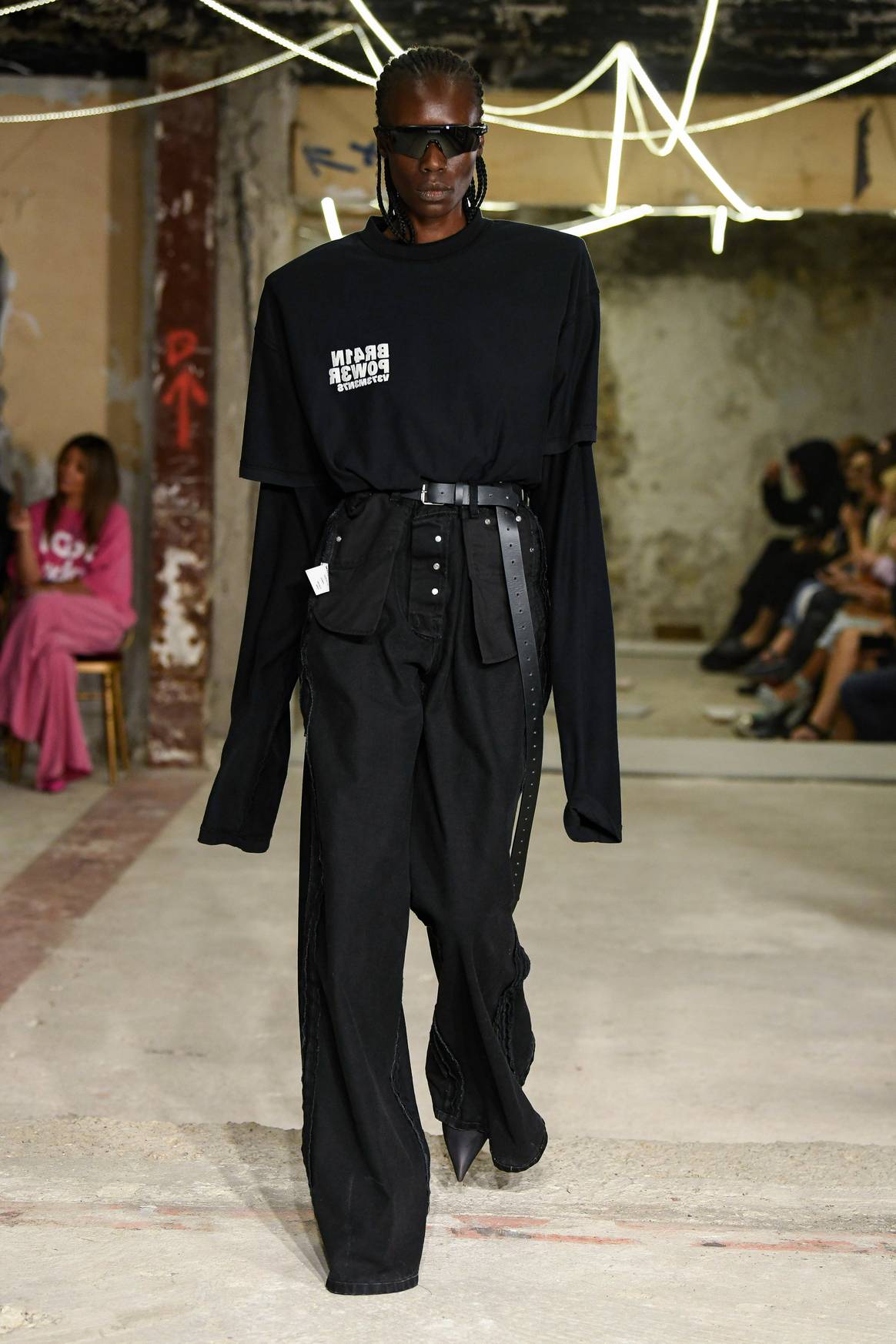 Oversize und Schichten in Schwarz bei Vetements SS23. Foto: Catwalkpictures