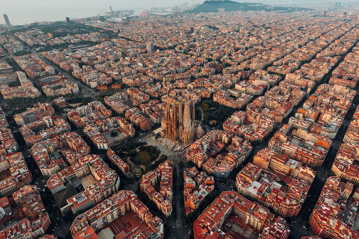 Photo Credits: Unsplash, vista aérea de la ciudad de Barcelona.