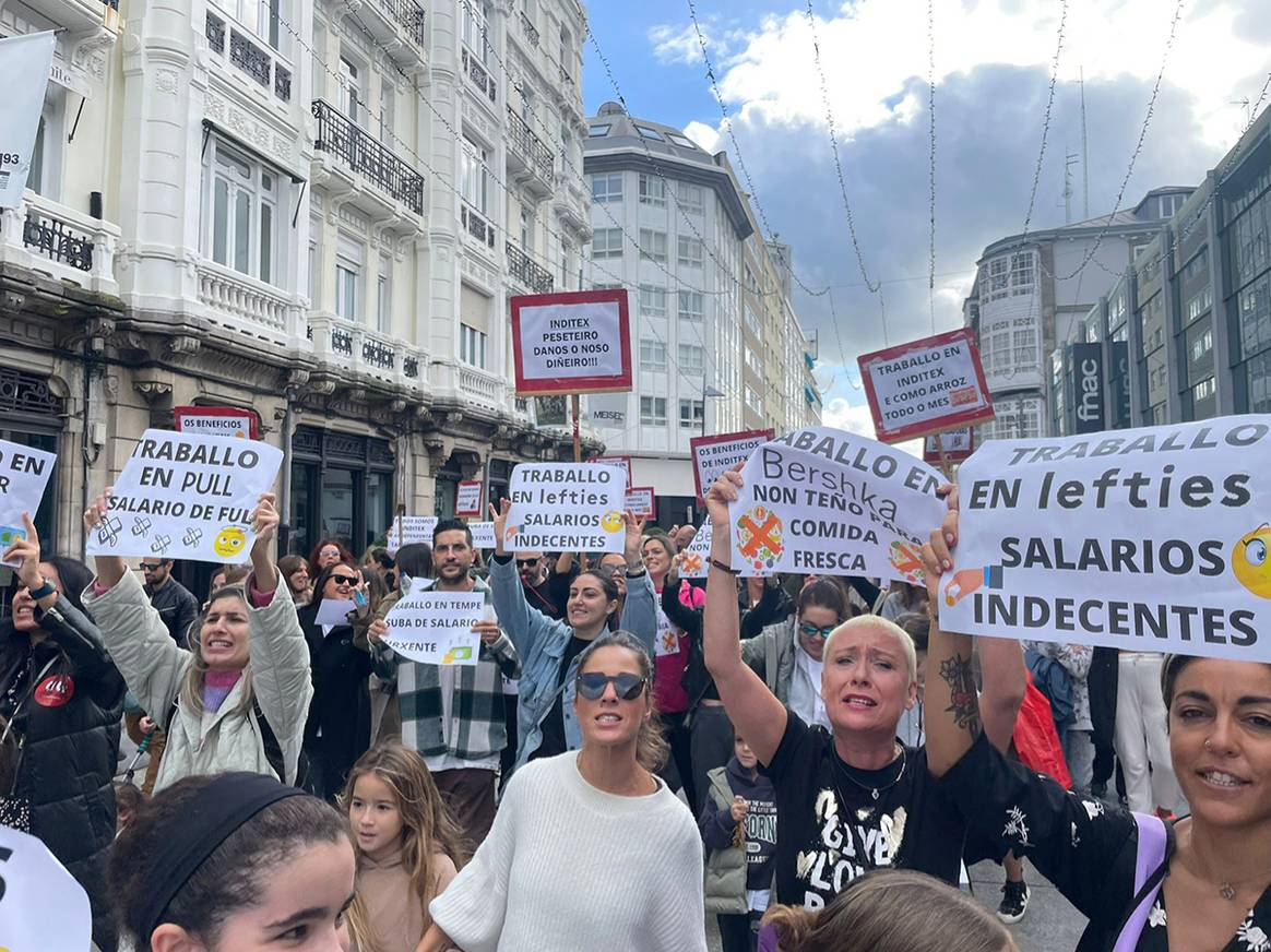 Crédits photos : Manifestation à La Coruña (Espagne) des vendeurs et travailleurs des magasins Inditex. Image : Confederación Intersindical Galega, site officiel.