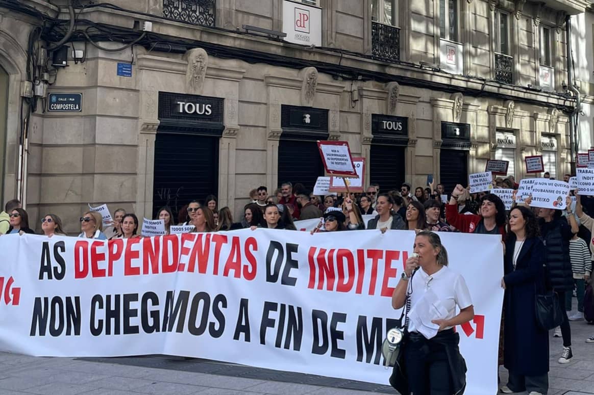 Photo credits: Demonstration in La Coruña (Spain) by Inditex shop assistants and workers. Image: Confederación Intersindical Galega, official website.