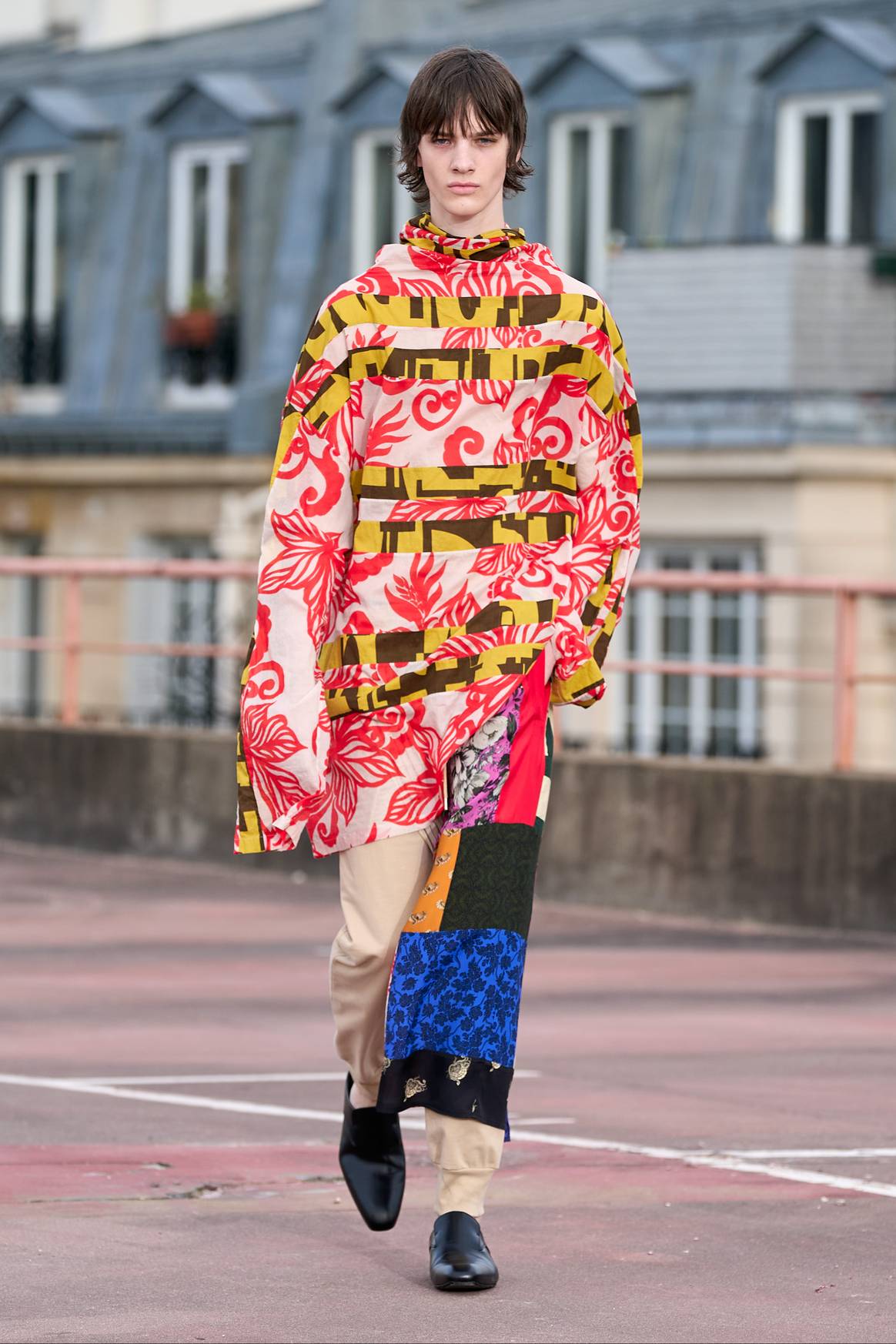 Crédito: Dries van Noten SS23 menswear, propiedad Dries van Noten. Por cierto, este look masculino también es multicolor (véase el cuadro de terminología multicolor).