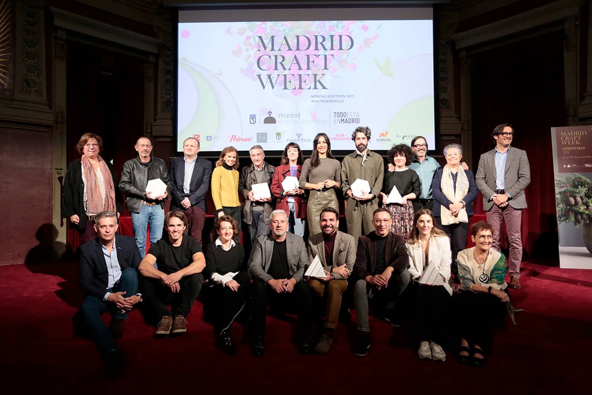 Photo Credits: Fotografía de familia con los premiados de la II edición de los Premios Madrid Craft Week 2022 junto a sus organizadores y las autoridades asistentes. Fotografía de cortesía.