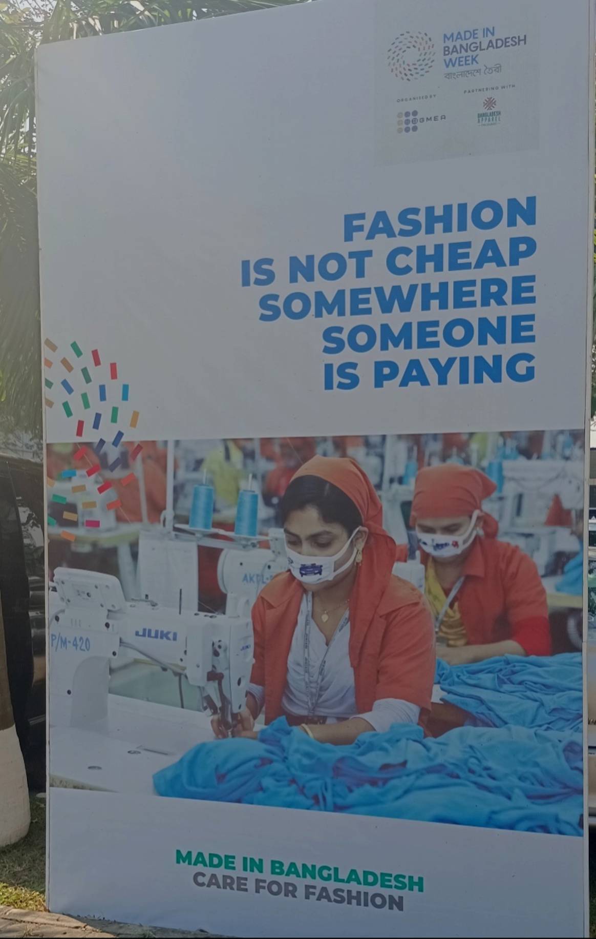 “La moda no es barata, alguien la paga…” Poster en inglés visto en la Made in Bangladesh Week 2022. Imagen: Sumit Suryawanshi para FashionUnited