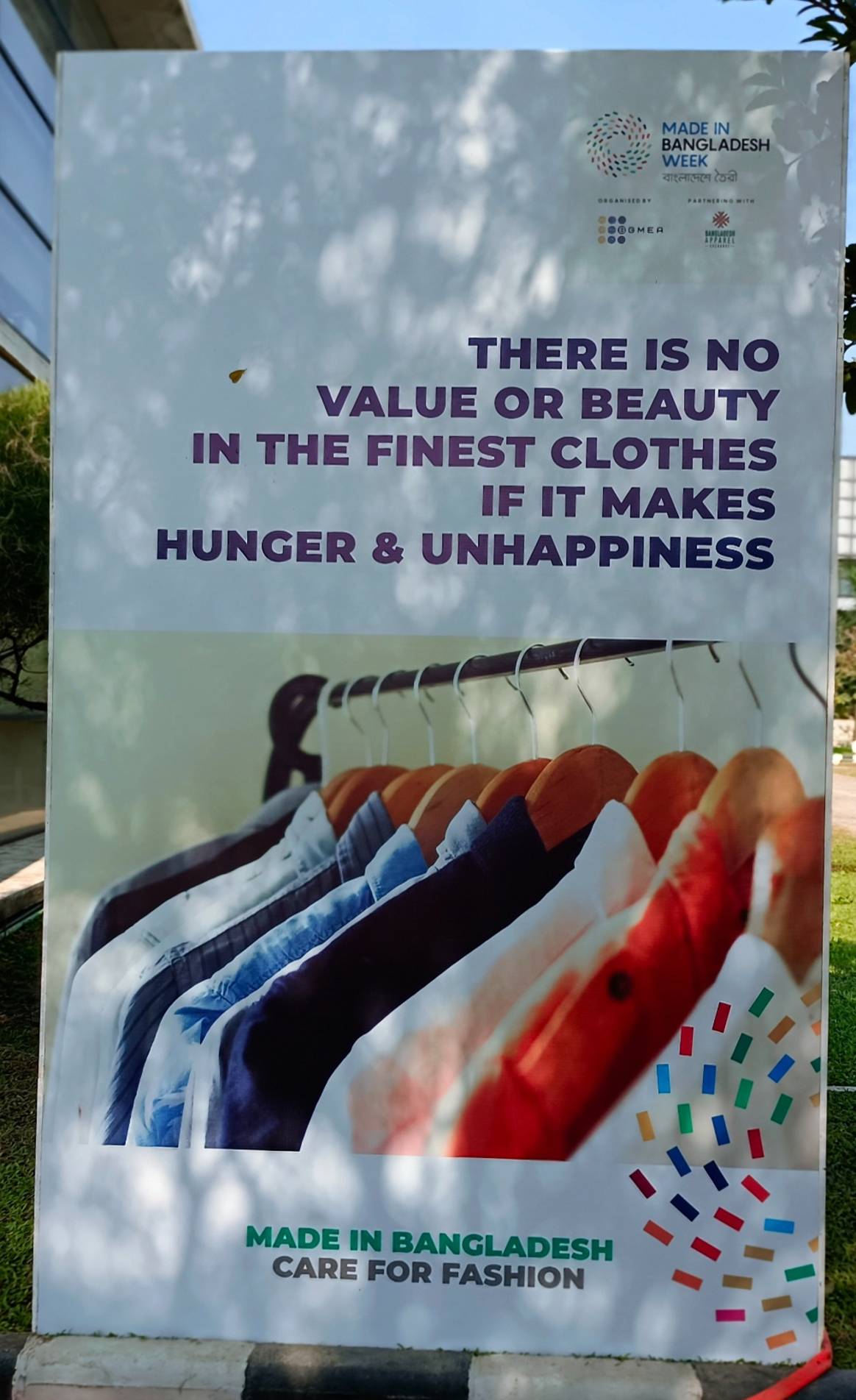 "No hay valor ni belleza en la ropa más fina si hace pasar hambre y causa infelicidad". Cartel en inglés de la Semana Made in Bangladesh 2022. Imagen: Sumit Suryawanshi para FashionUnited