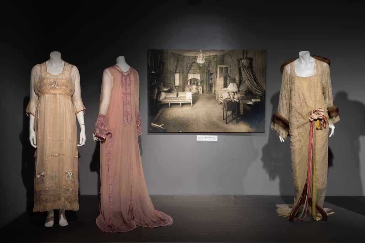 Abbildung des Rosenzimmers im Couture-Haus von Lucile, New York, um 1915, mit zwei Peignoirs, links, und einem Teekleid, rechts, die beide Lucile zugeschrieben werden. Foto: The Museum at FIT