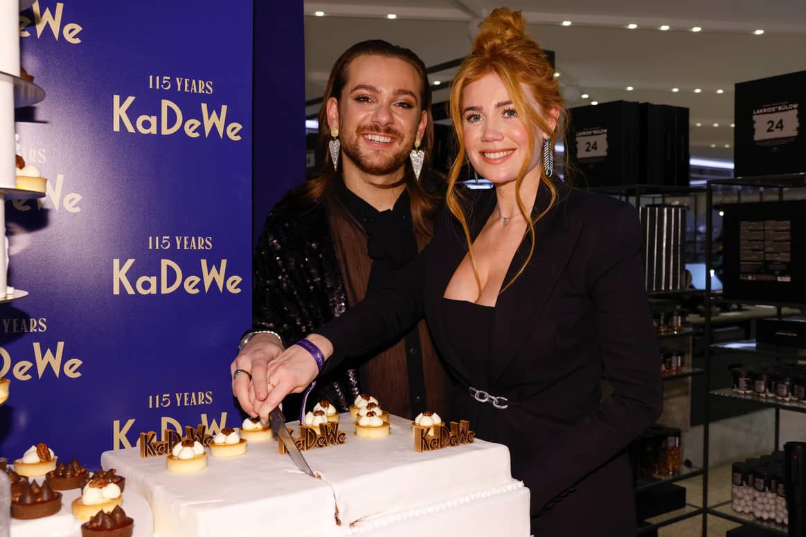 Riccardo Simonetti und Palina Rojinski schneiden den Geburtstagkuchen an. Bild: KaDeWe