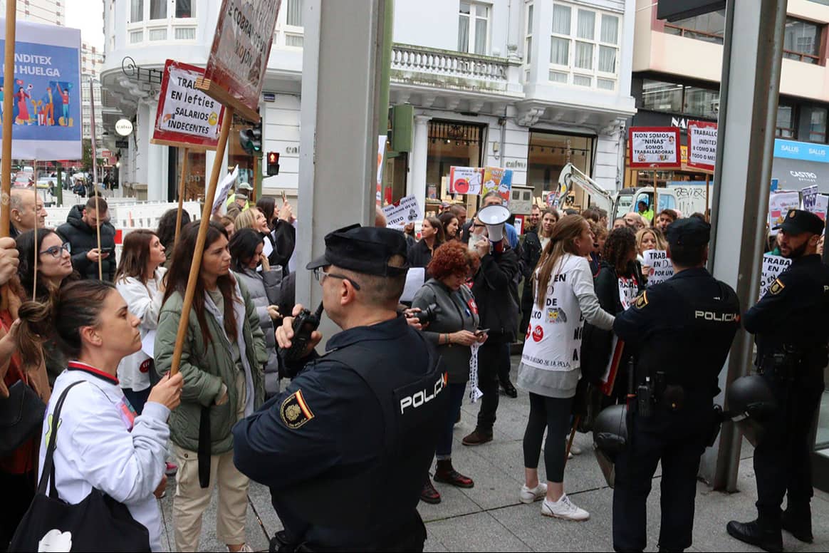 Photo Credits: Movilización en La Coruña (Galicia) de las dependientas y de los trabajadores en tienda de Inditex durante la primera jornada de huelga del jueves 24 de noviembre de 2022. CIG, página oficial.