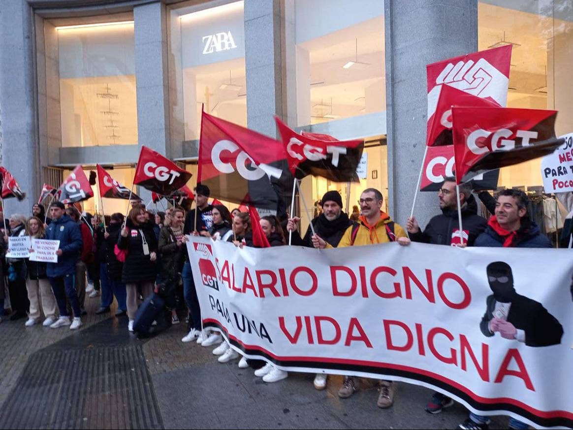 Photo Credits: Concentración convocada por la Confederación General del Trabajo frente a las puertas de la tienda de Zara de la Plaza de España de Madrid el jueves 24 de noviembre de 2022. CGT, página oficial de Facebook.