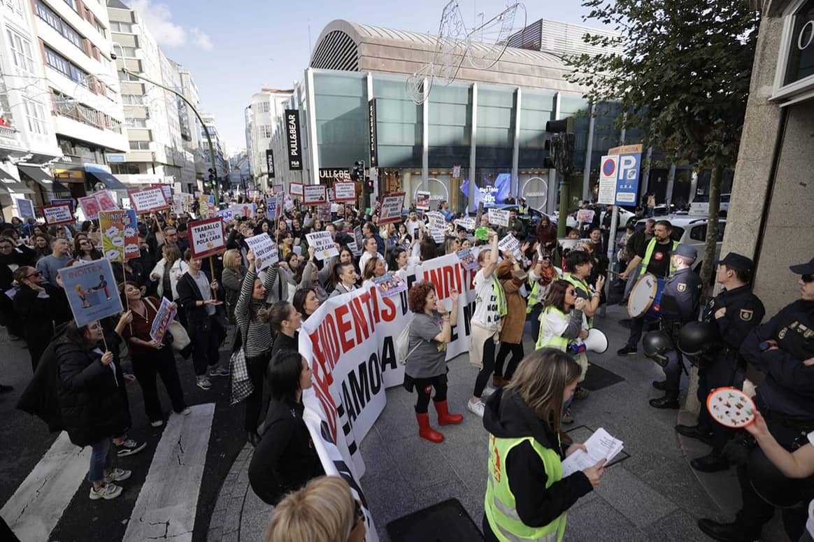Photo Credits: Movilización en La Coruña (Galicia) de las dependientas y de los trabajadores en tienda de Inditex con motivo de la huelga convocada para los días del 24 y del 25 de noviembre de 2022. CIG, página oficial.