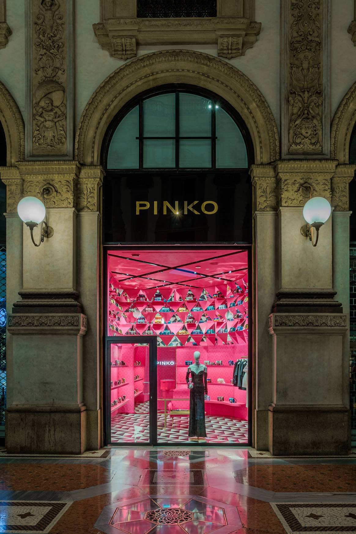 De Pinko-winkel in Galleria Vittoria Emanuele II in Milaan. Beeld via Pinko / Fashion Club 70