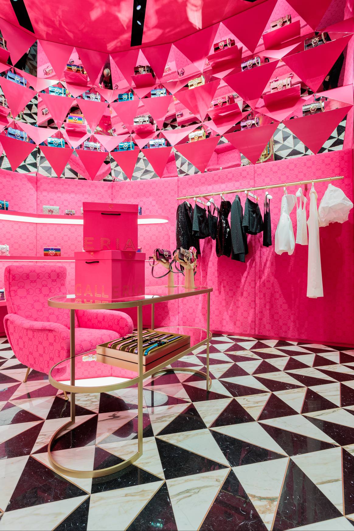 De Pinko-winkel in Galleria Vittoria Emanuele II in Milaan. Beeld via Pinko / Fashion Club 70