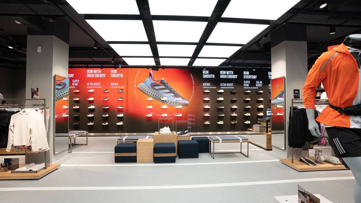 Digitale Schuhwand im Adidas Flagship in Amsterdam. Foto: Adias