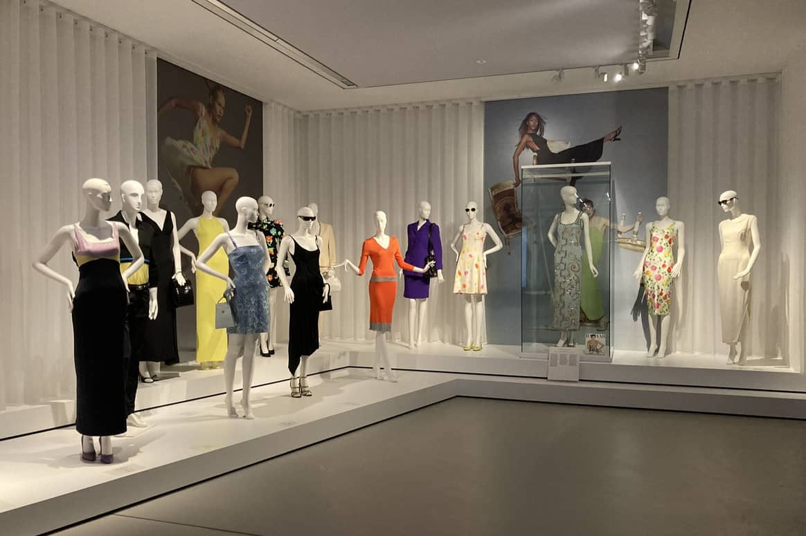 Meer minimalistisch werk van Versace uit 1995 en 1996.
Rechts, achter glas, een jurk gedragen door prinses Diana. Beeld:
FashionUnited