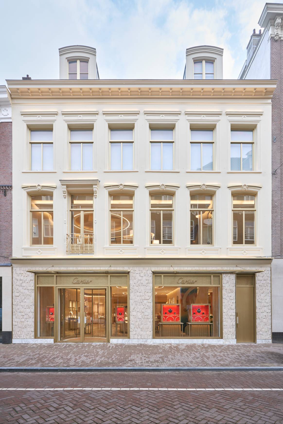 De nieuwe Cartier-winkel op de P.C. Hooftstraat in Amsterdam. Beeld via Cartier / Spice PR / Alexandre Tabaste