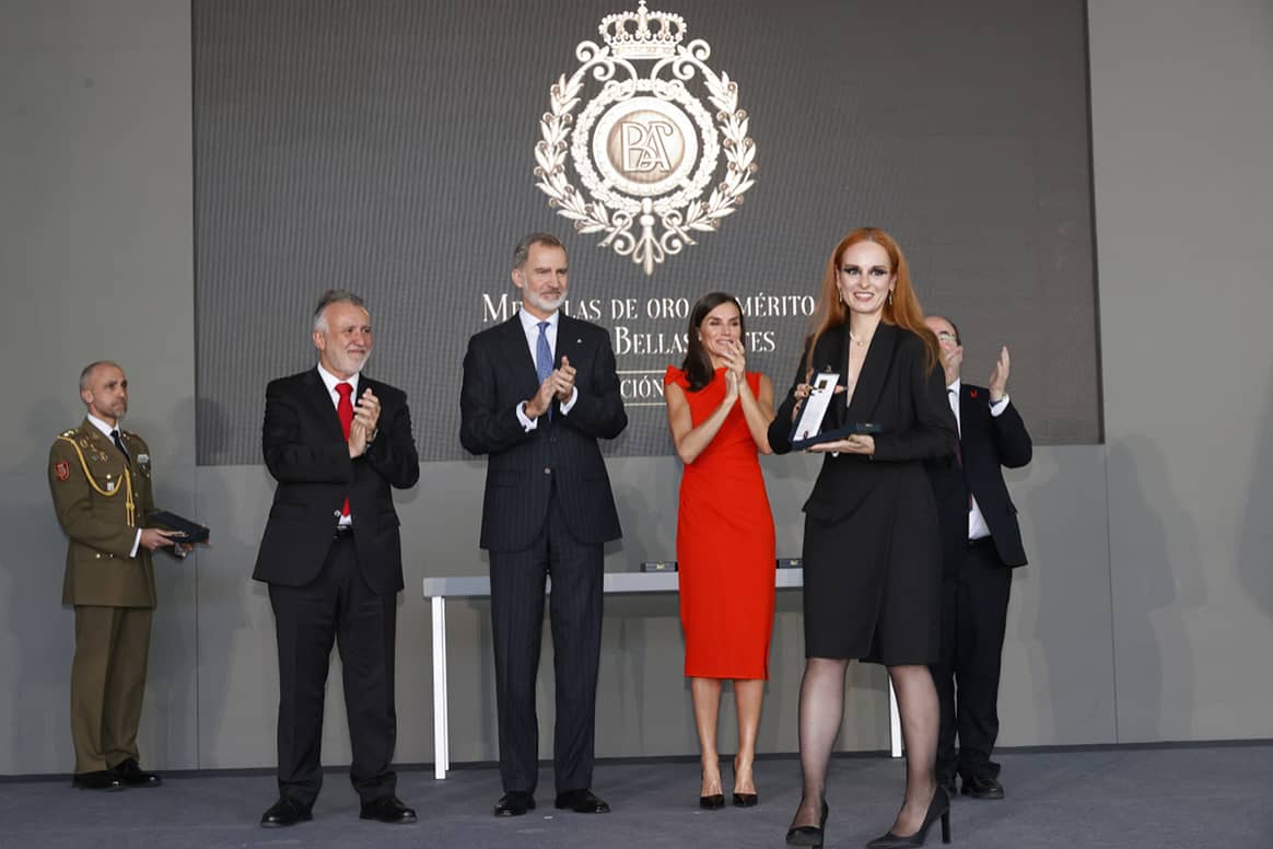 Photo Credits: La diseñador Ana Locking recogiendo la Medalla de Oro al Mérito en las Bellas Artes 2021. Casa de S.M. el Rey.