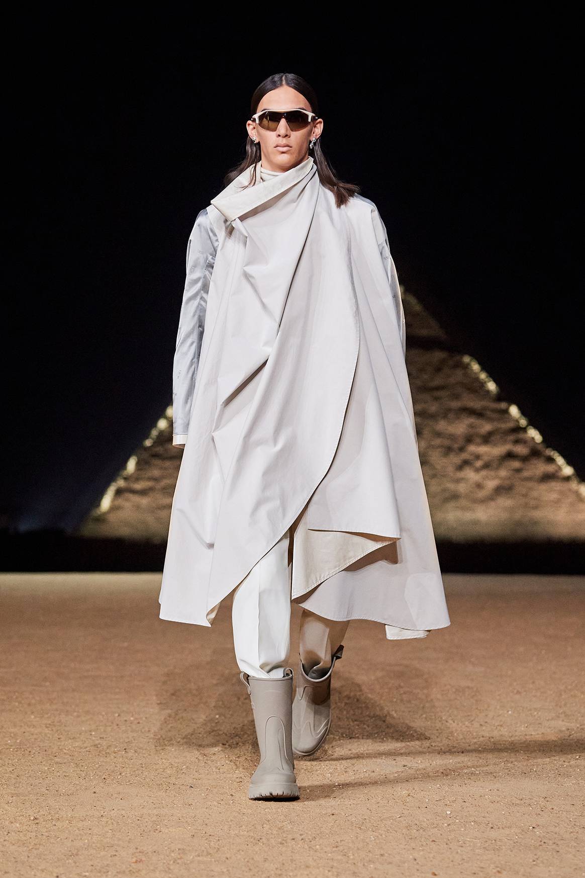 Photo Credits: Desfile de presentación en Egipto de la colección de hombre de Dior para la temporada de Otoño de 2023. Fotografía de cortesía.