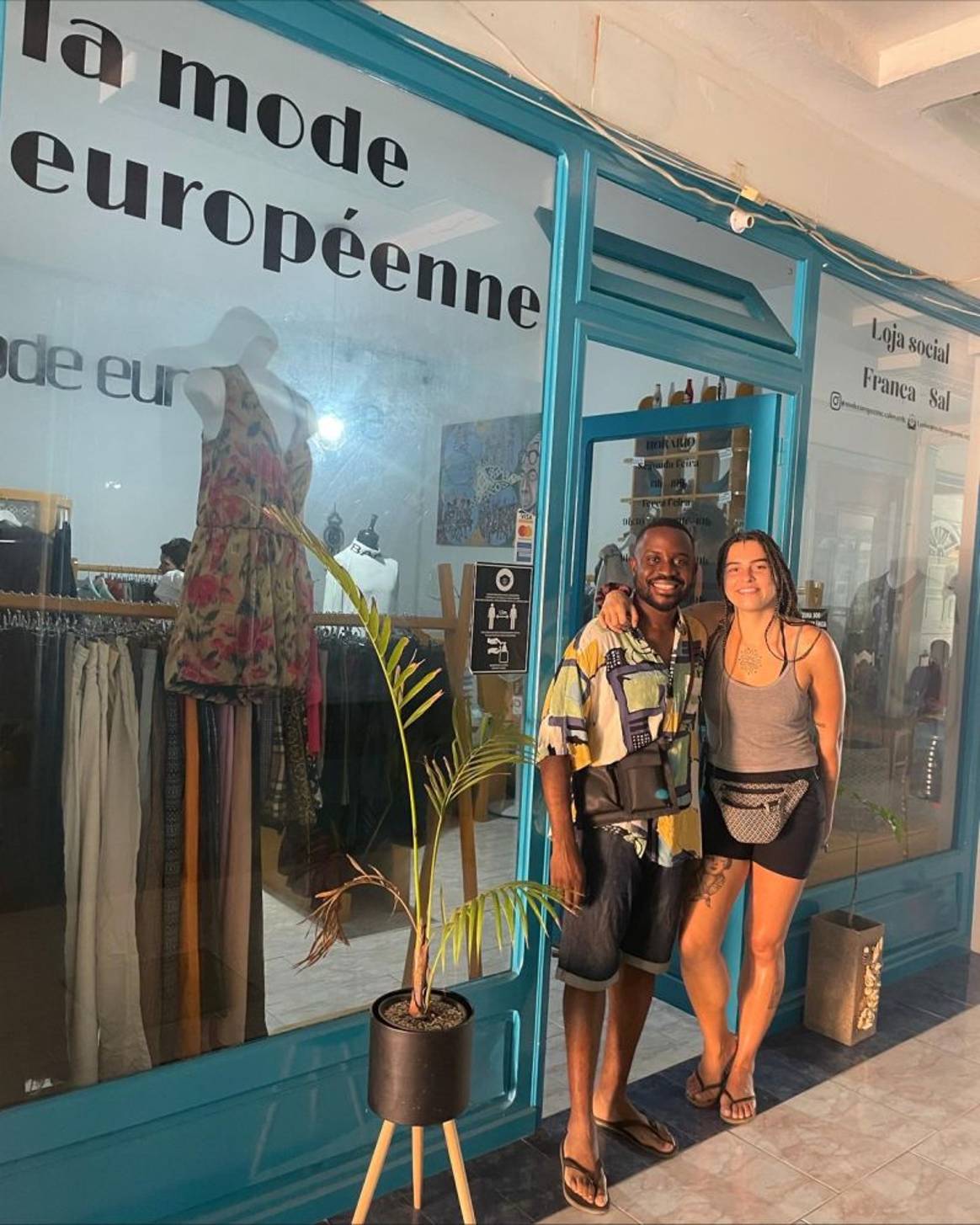 Baptiste Lingoungou et son associée Louise Jambon devant la boutique La Mode Européenne au Cap-vert. Crédit : Courtesy of La Mode Européenne
