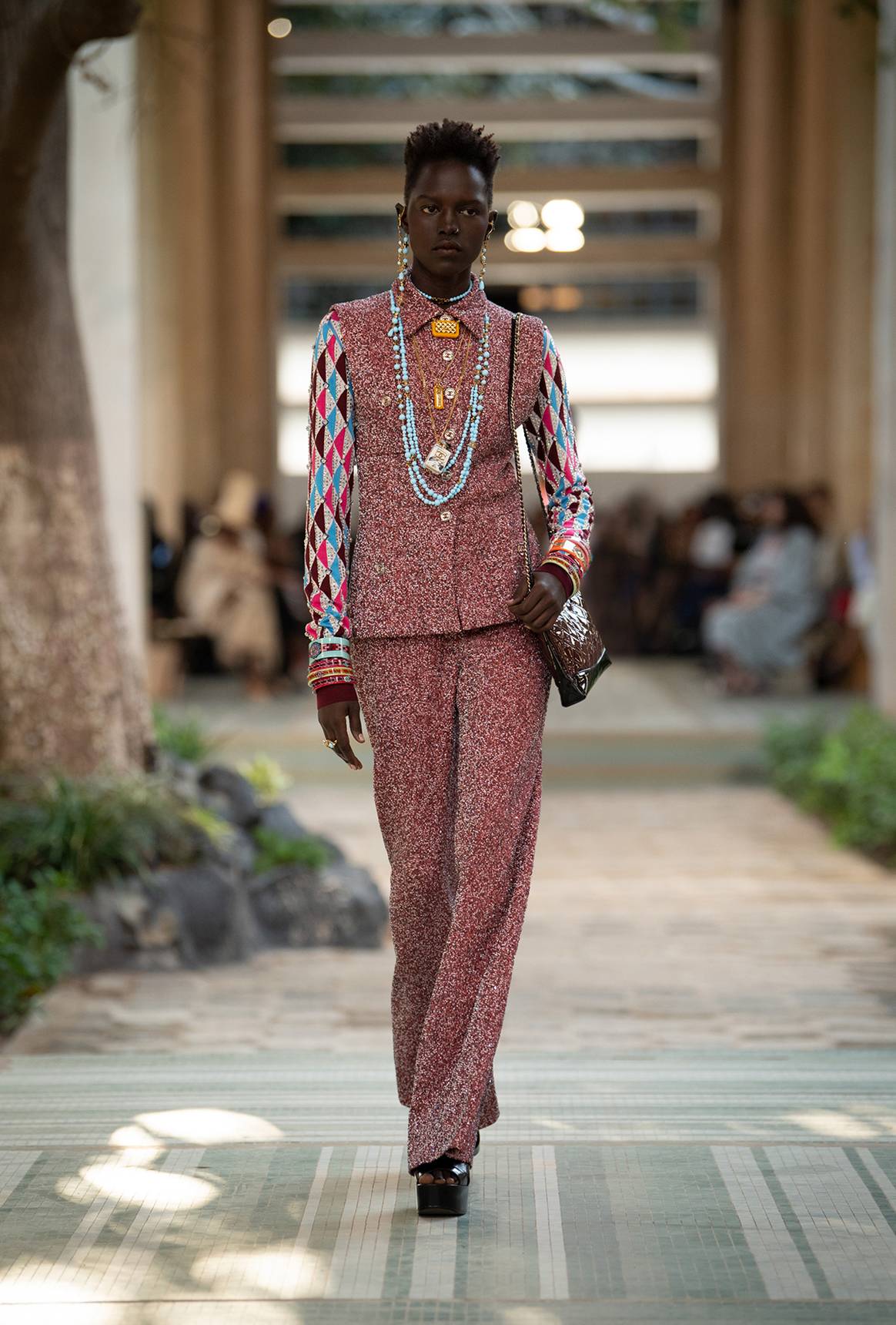 Photo Credits: Chanel, colección Dakar 2022/23 Métiers d’art collection. Fotografía de cortesía.