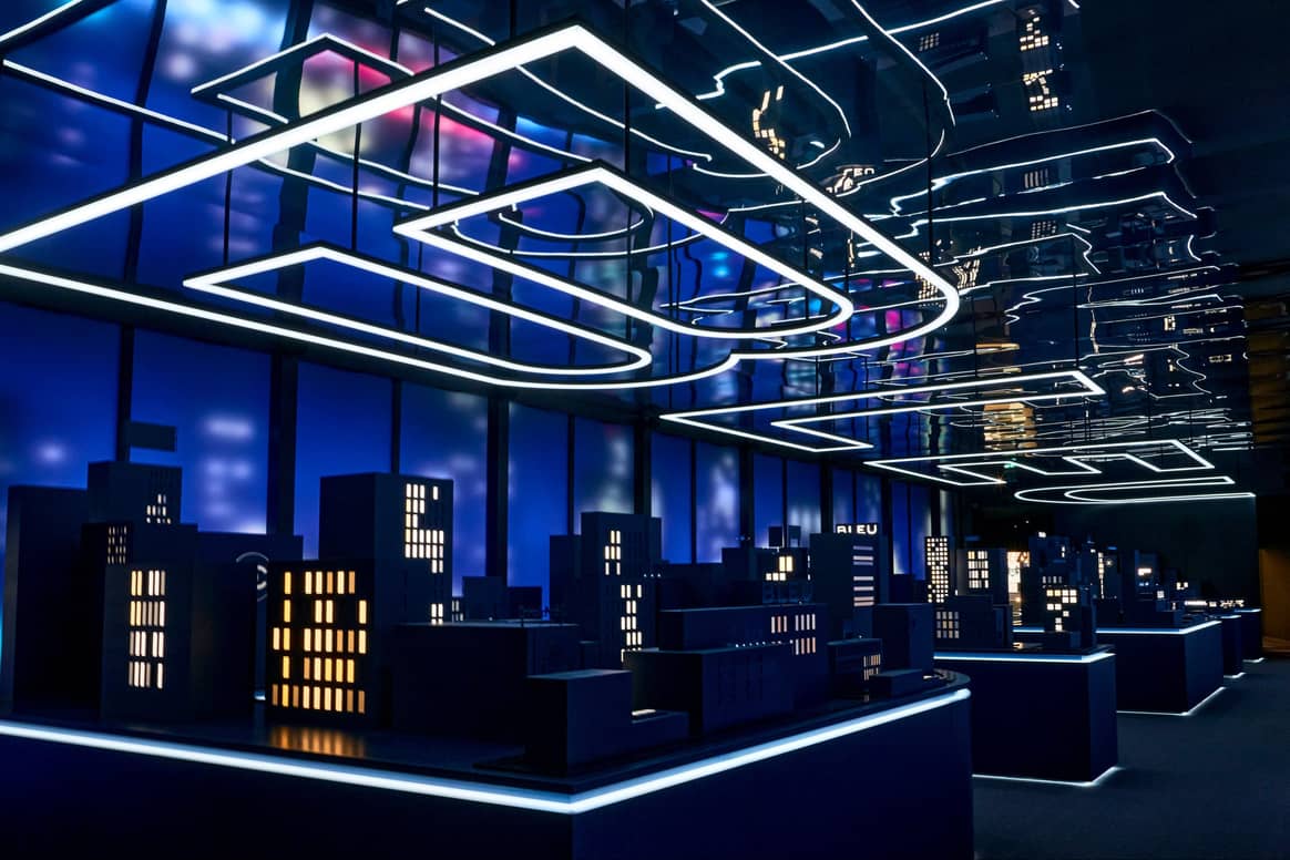 Szenografie des Parfums N°5 innerhalb der Ausstellung Grand Numéro der Marke Chanel im Grand Palais Ephémère in Paris. Foto: Chanel.