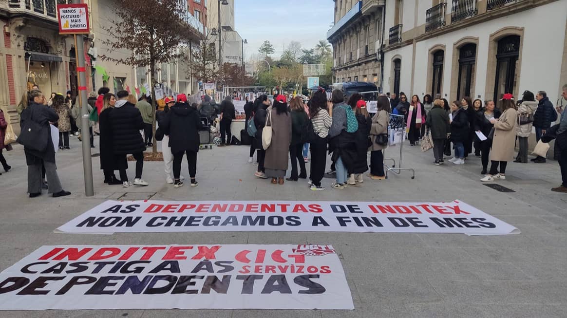 Photo Credits: Acción reivindicativa en La Coruña (Galicia) de las dependientas y de los trabajadores en tienda de Inditex este sábado 17 de diciembre de 2022. CIG, página oficial.