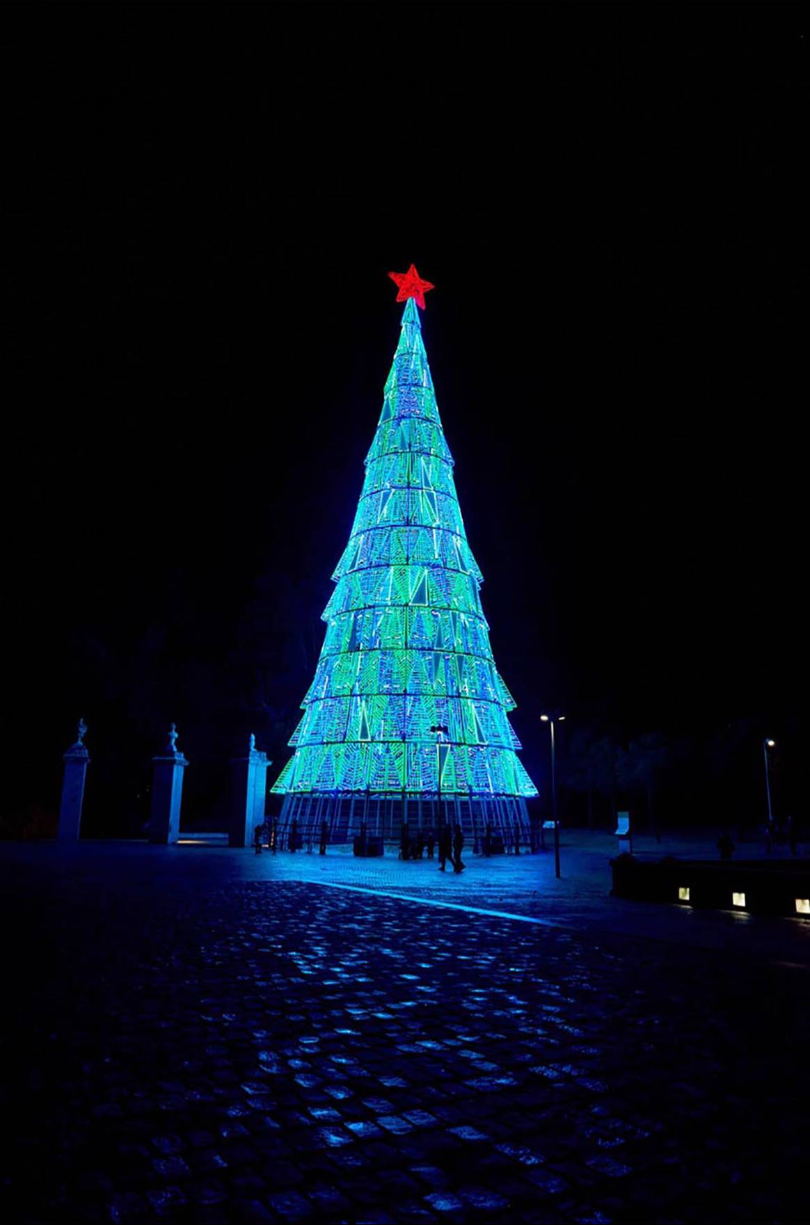 Photo Credits: Árbol de Navidad diseñado por Modesto Lomba, como director creativo de Devota&Lomba, en el marco de la colaboración establecida con Acme para el diseño del alumbrado navideño de Madrid. Fotografía de cortesía.