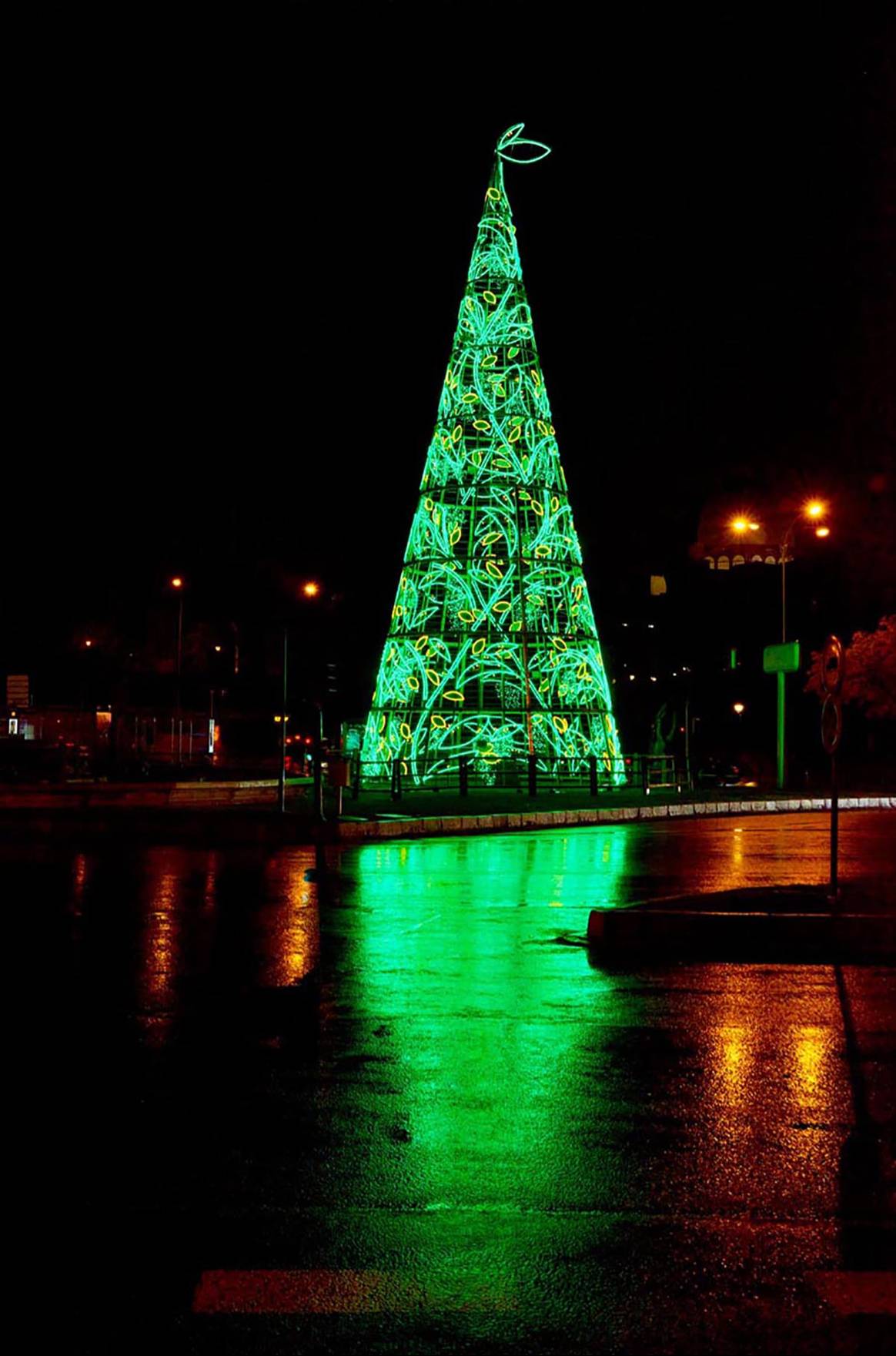 Photo Credits: Árbol de Navidad diseñado por Helena Rohner en el marco de la colaboración establecida con Acme para el diseño del alumbrado navideño de Madrid. Fotografía de cortesía.