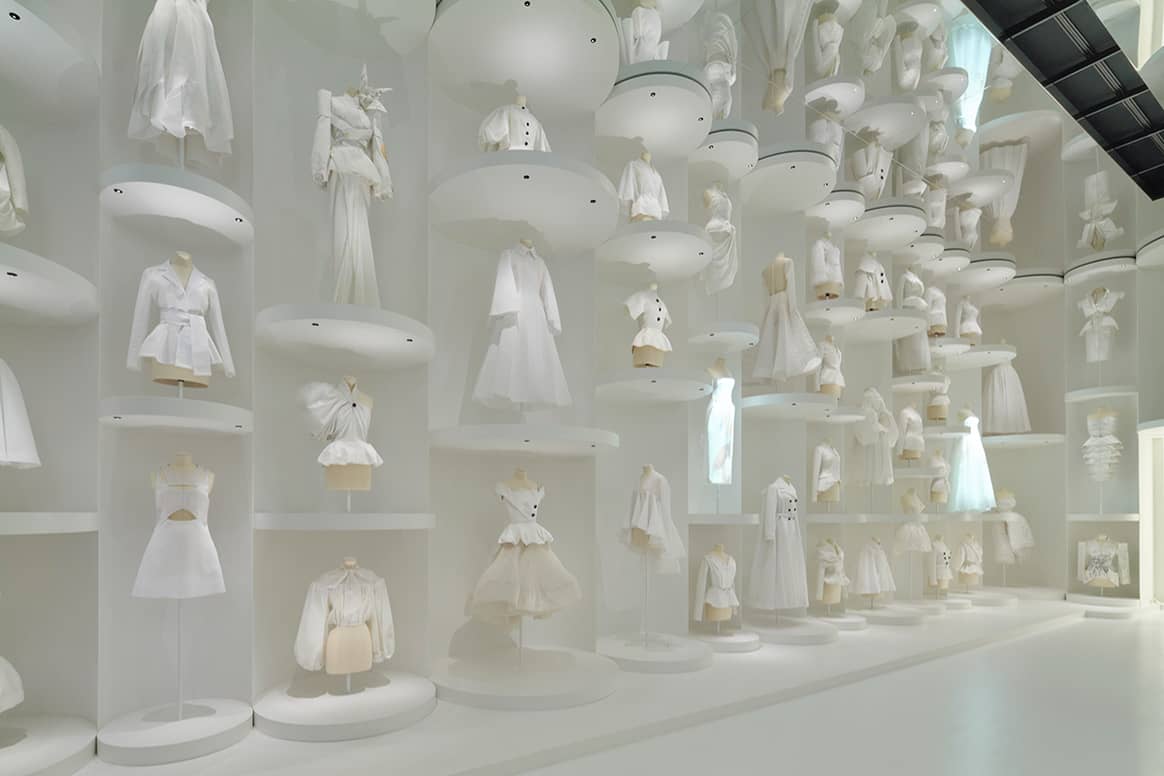 Photo Credits: Exposición “Christian Dior: Designer of Dreams”, en el Museo de Arte Contemporáneo MOT de Tokio. Daici Ano, fotografía de cortesía.