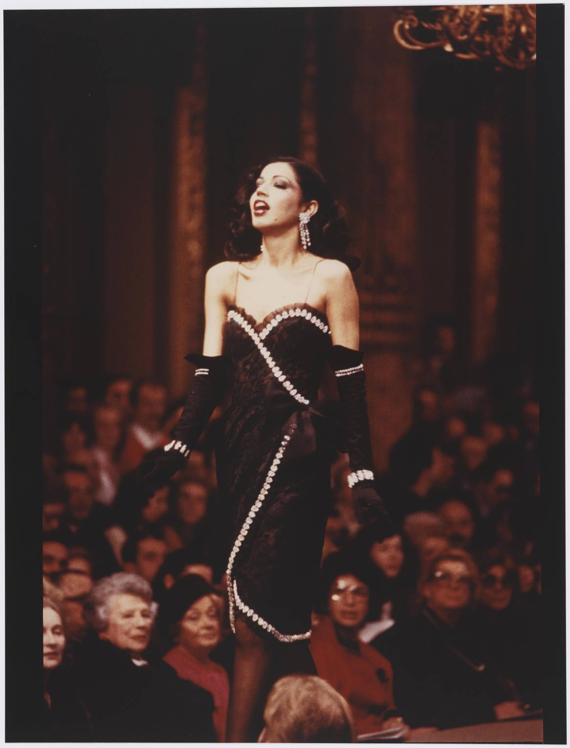 Robe de soir portée par Kirat Young. Collection haute couture printemps-été 1980 Yves saint Laurent. Photographie de Claus Ohm. © Claus Ohm - Droits réservés