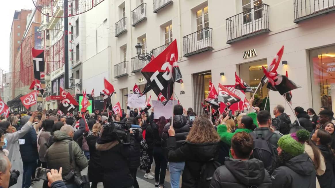 Photo Credits: Concentración frente a la flagship store de Zara en la calle de Preciados de Madrid con motivo de la huelga nacional del 7 de enero de 2023. Organización Izquierda Revolucionaria, página oficial de Facebook.