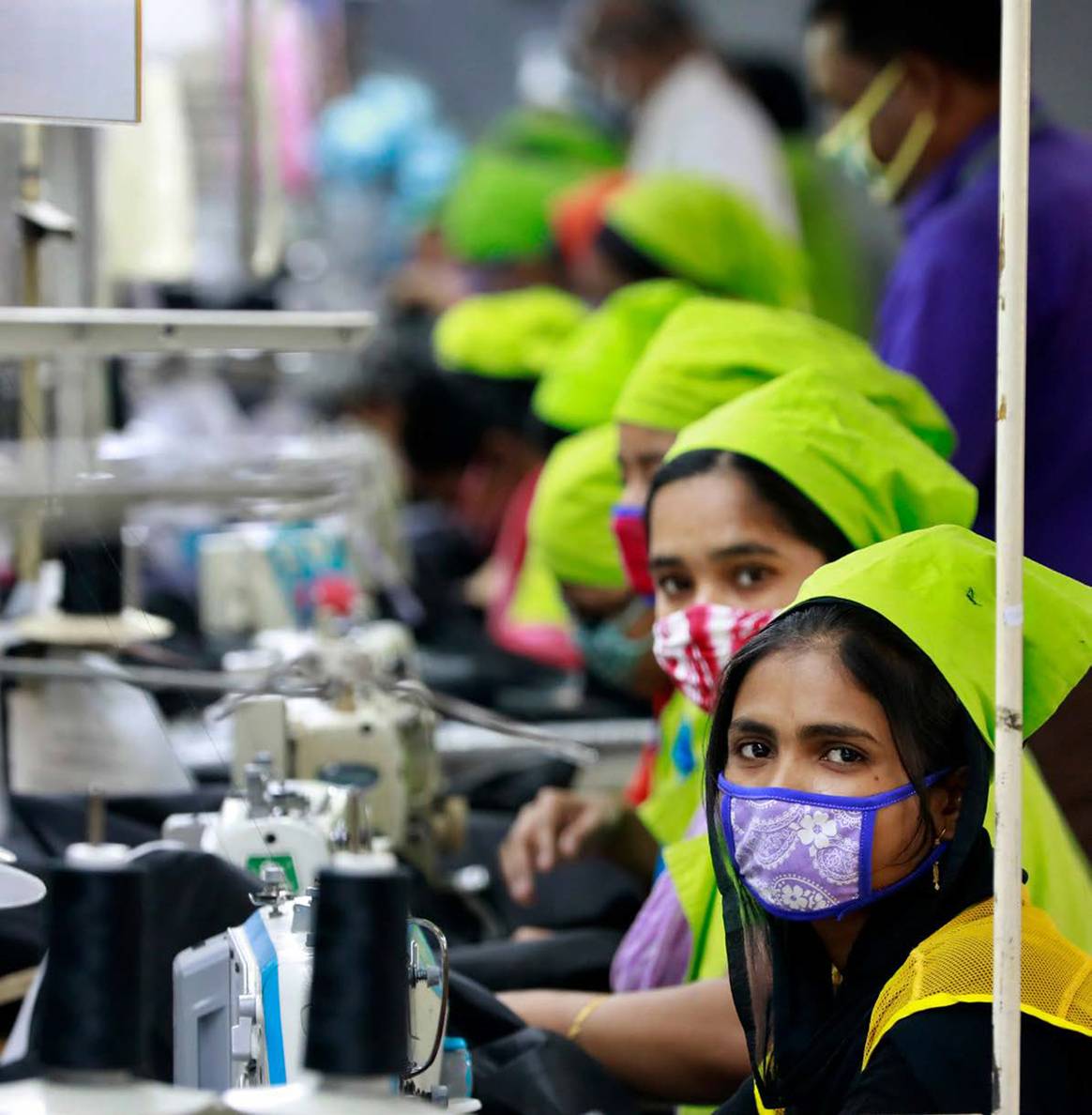 Photo Credits: University of Aberdeen / Shutterstock - Trabajadores de la industria textil de Bangladesh, vía el informe “Impact of global clothing retailers’ unfair practices on Bangladeshi suppliers during Covid-19”.