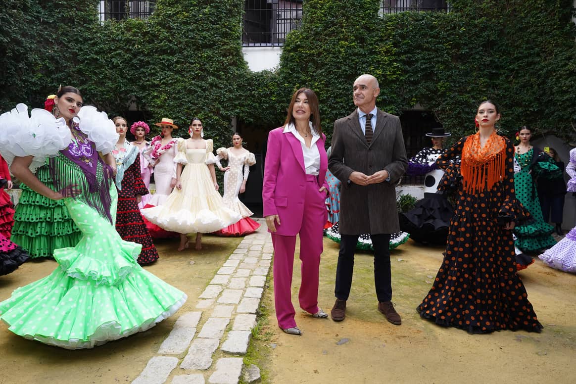 Imagen del acto de presentación de las novedades de SIMOF 2023, por cortesía de la organización. En el centro de la fotografía Raquel Revuelta, directora de la Agencia Doble Erre y coorganizadora de SIMOF y Antonio Muñoz, alcalde de Sevilla, rodeados de modelos vestidas de flamenca