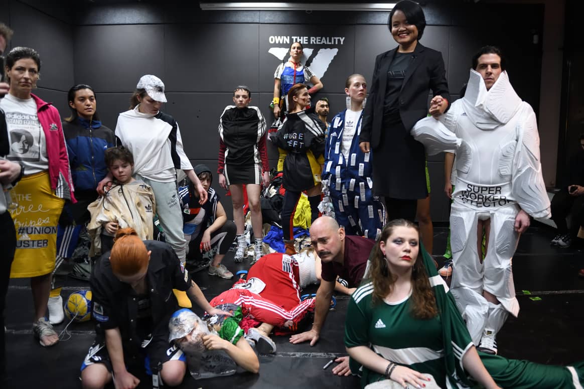 Vay Ya Nak Phoan con modelos vestidos con prendas Adidas recicladas. Imagen: Michael Wittig Berlín
