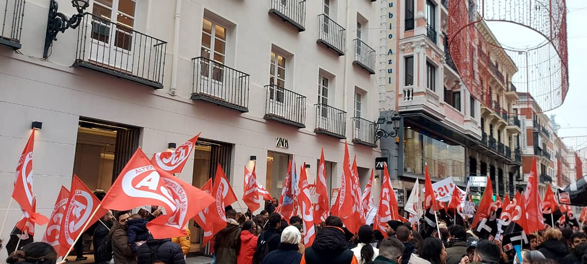 Photo Credits: Concentración frente a la flagship store de Zara en la calle de Preciados de Madrid con motivo de la huelga nacional del 7 de enero de 2023. CGT.