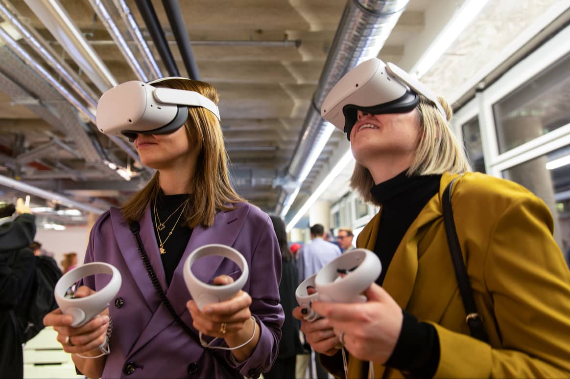 In der Ausstellung können Besucher:innen durch VR-Brillen ins Metaverse eintauchen. Bild: Gil Corujeira via Vorn