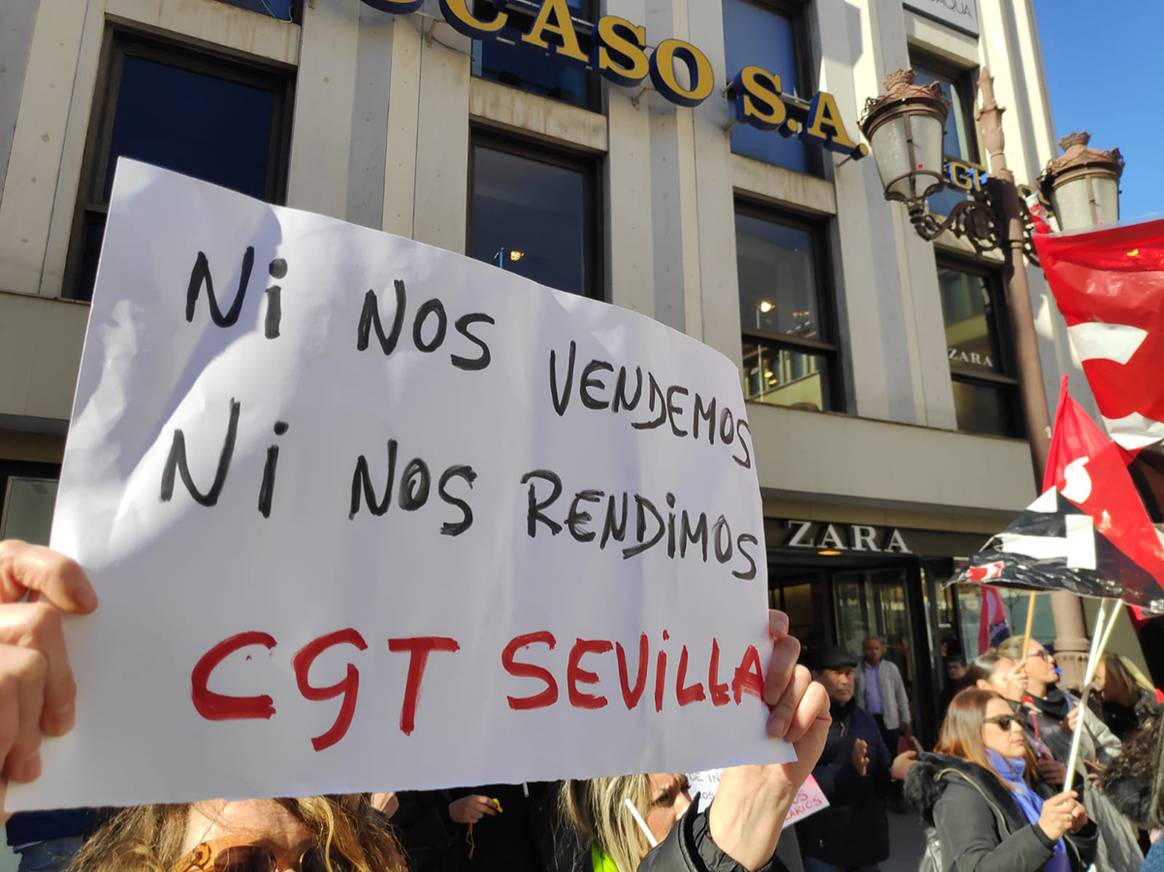 Photo Credits: Concentración frente a una tienda de Zara en Sevilla el lunes 23 de enero de 2023. CGT.
