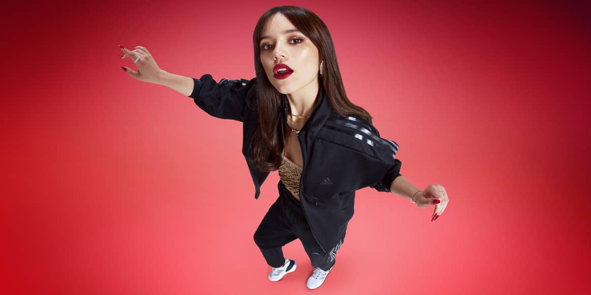 Jenna Ortega in de nieuwe 'Adidas Sportswear'-collectie. Beeld: Adidas