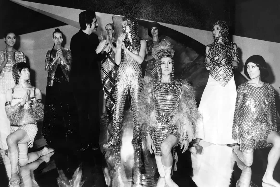 Paco Rabanne durante una presentazione con modelle a Tokyo nel maggio 1969. Foto: Panasisa / AFP
