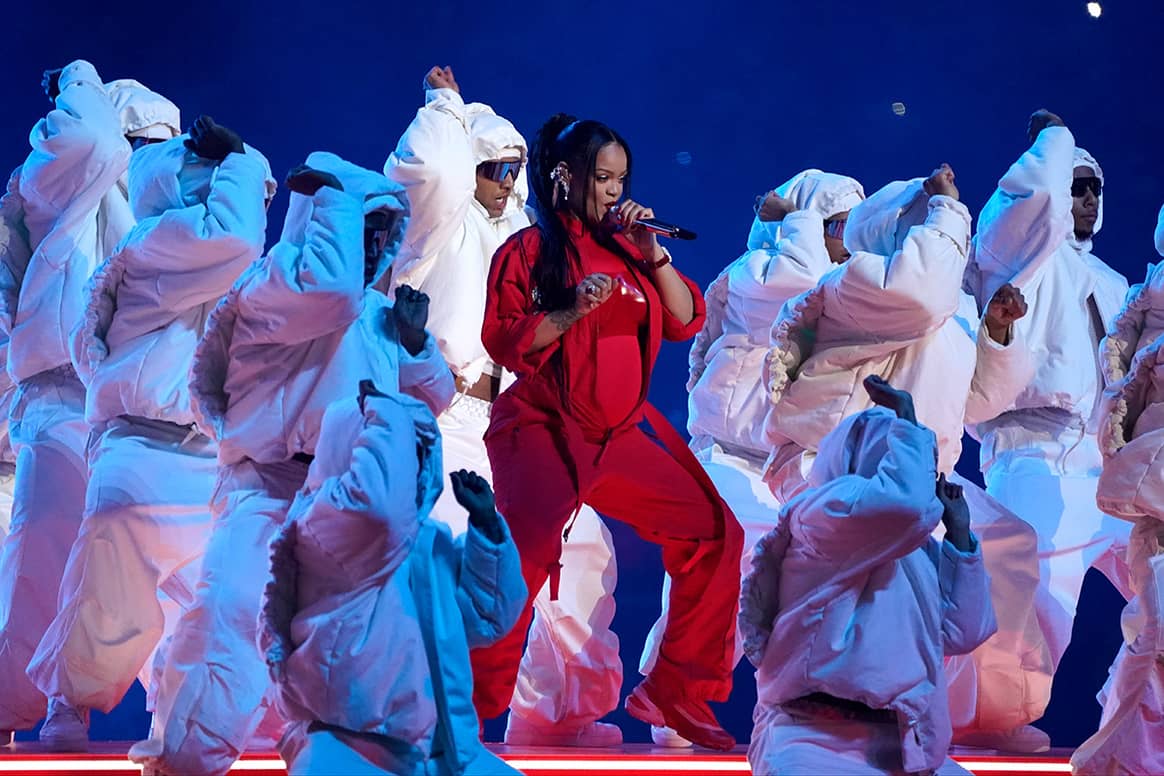 Rihanna in Loewe bei ihrer Halftime-Performance zum Superbowl. Bild: Timothy A. Clary / AFP.