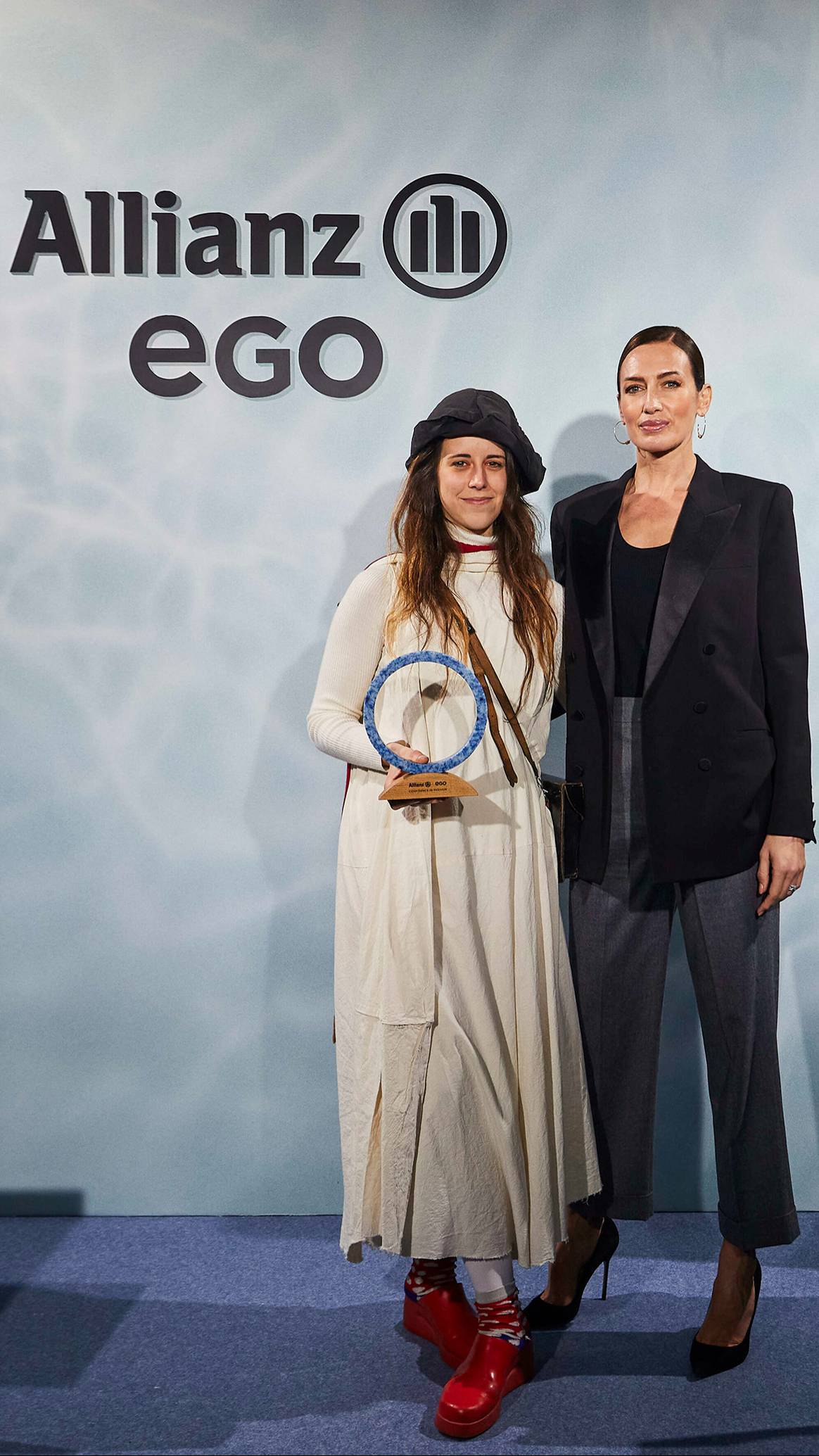 Photo Credits: Tíscar Espadas junto a la modelo y presentadora Nieves Álvarez, miembro del jurado de esta edición del premio Allianz EGO Confidence in Fashion. Fotografía de cortesía.