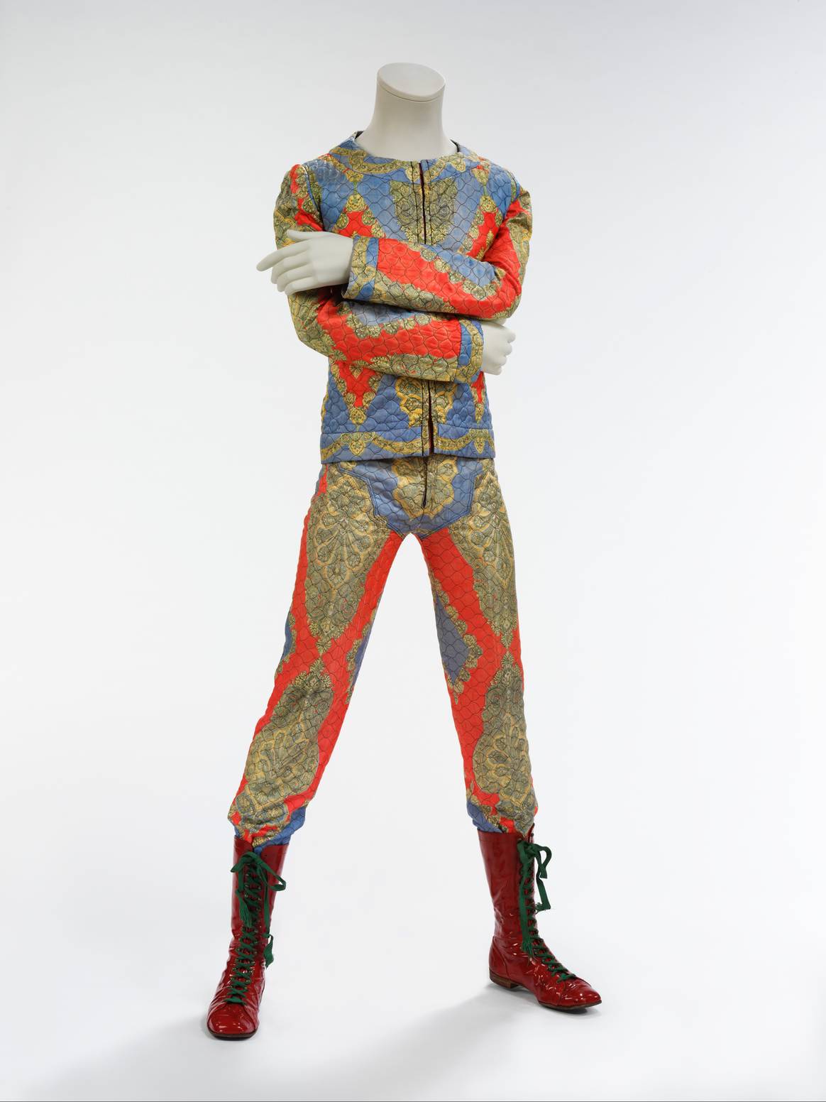 Gewatteerd tweedelig pak, in 1972 ontworpen door Freddie Burretti voor de Ziggy Stardust tournee. Het David Bowie Archief. Beeld via: V&A