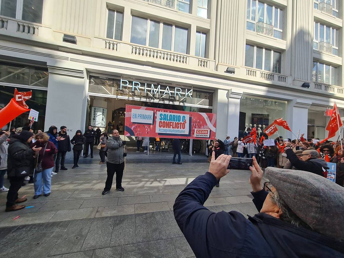 Photo Credits: Concentración de los trabajadores de Primark en Madrid del 1 de marzo de 2023. Comisiones Obreras.
