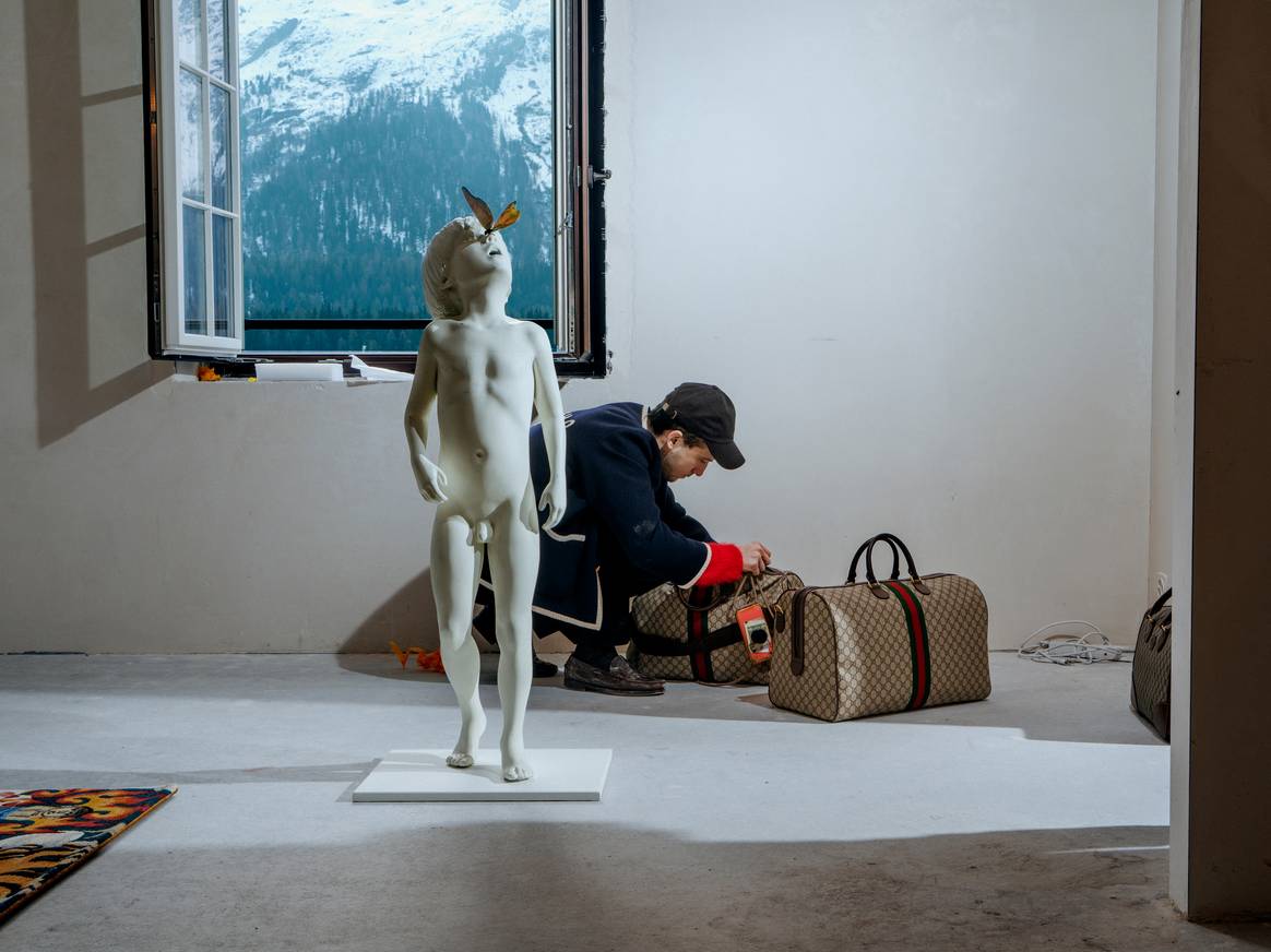 Der Künstler Yves Scherer in St. Moritz. Bild: Artists In Flux; Nomad & Gucci