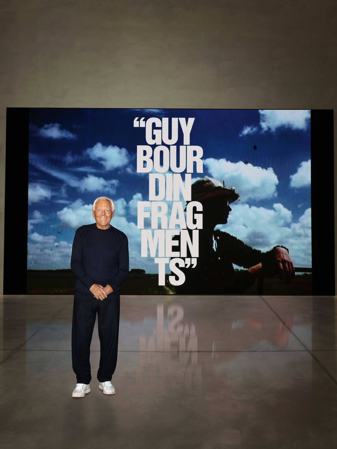 Giorgio Armani in der Ausstellung über Guy Bourdin. Foto: Courtesy of Giorgio Armani.j